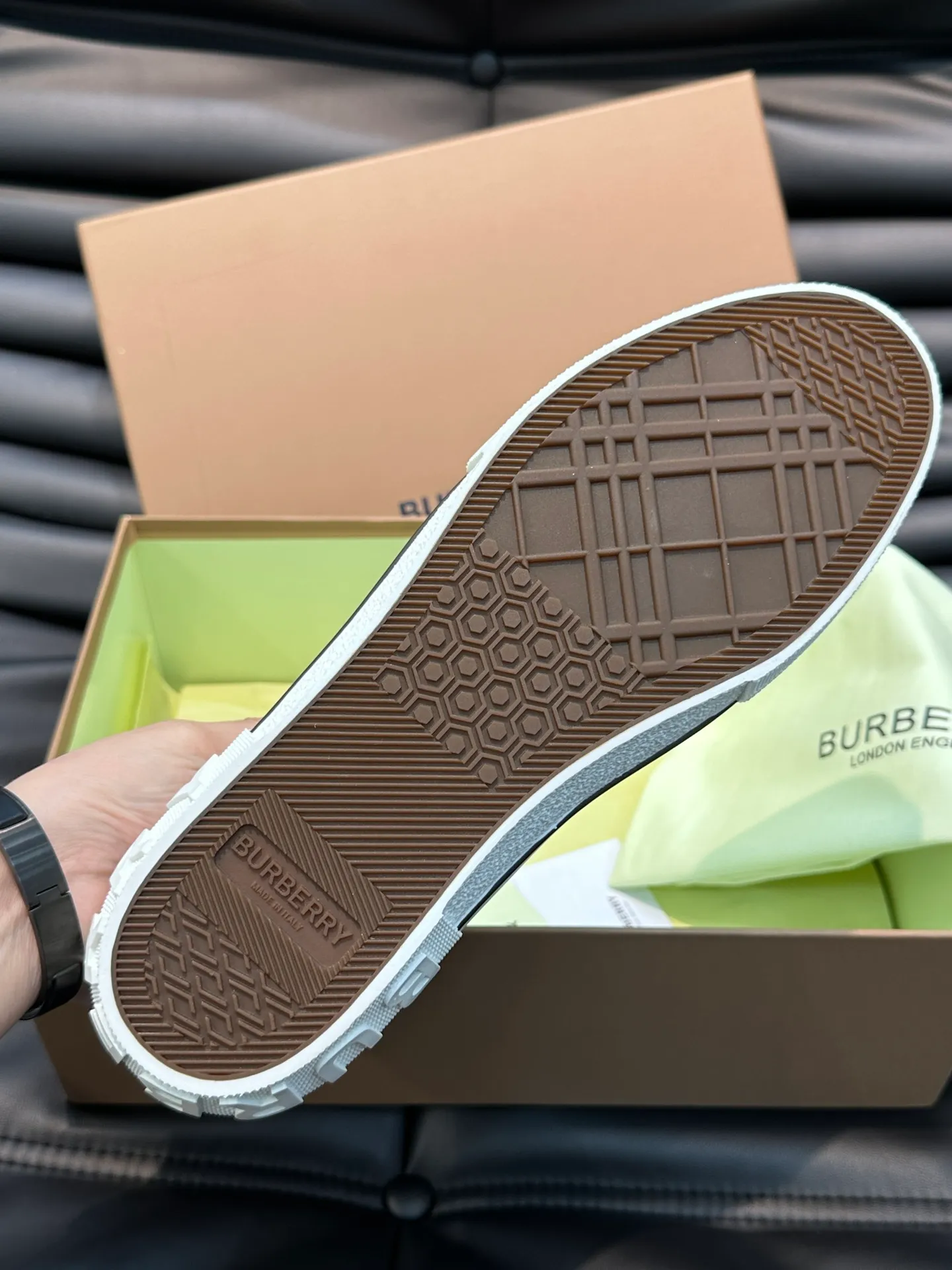 Men's shoes 💰p400 "BURBERR*" men's classic low-top sneakers, reinterpreted with Vintage retro plaid cotton material and decorated with a new brand logo. First-layer sheepskin lining, embossed Burberry lettering logo on the heel, T men's shoes 💰pU original outsole! Size: 38-44 (45 customized)